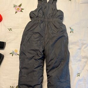 Wippette bib snow pants color grey size 2T preowned great condition
#31